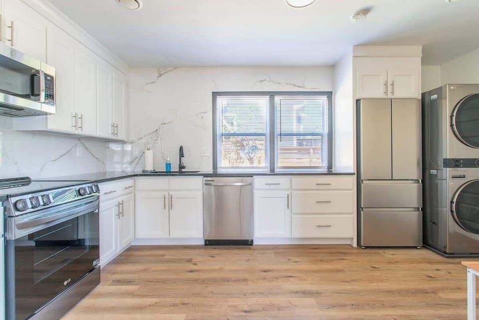 Kitchen: Sleek design meets modern appliances, perfect for culinary adventures and gatherings!