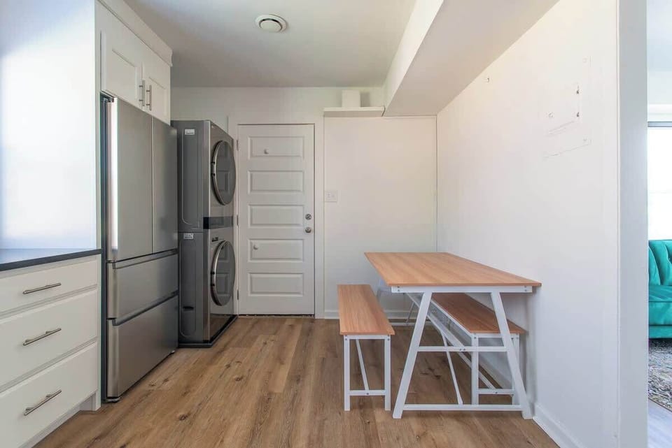 Kitchen Nook: Bright and airy kitchen with modern appliances and a stylish dining space!