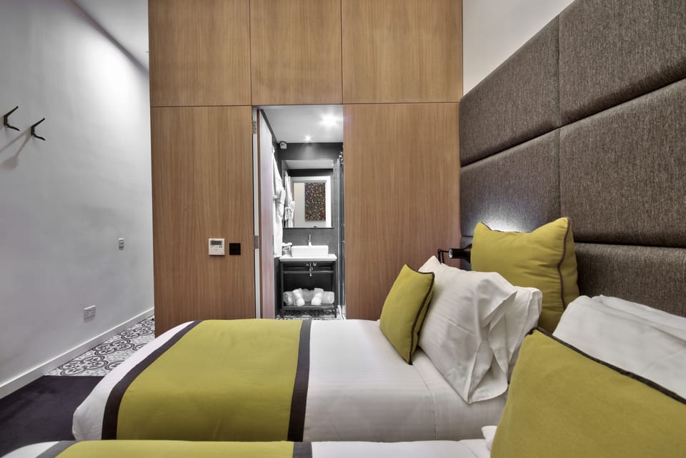 Deluxe Double or Twin Room | Hypo-allergenic bedding available, minibar, in-room safe, desk