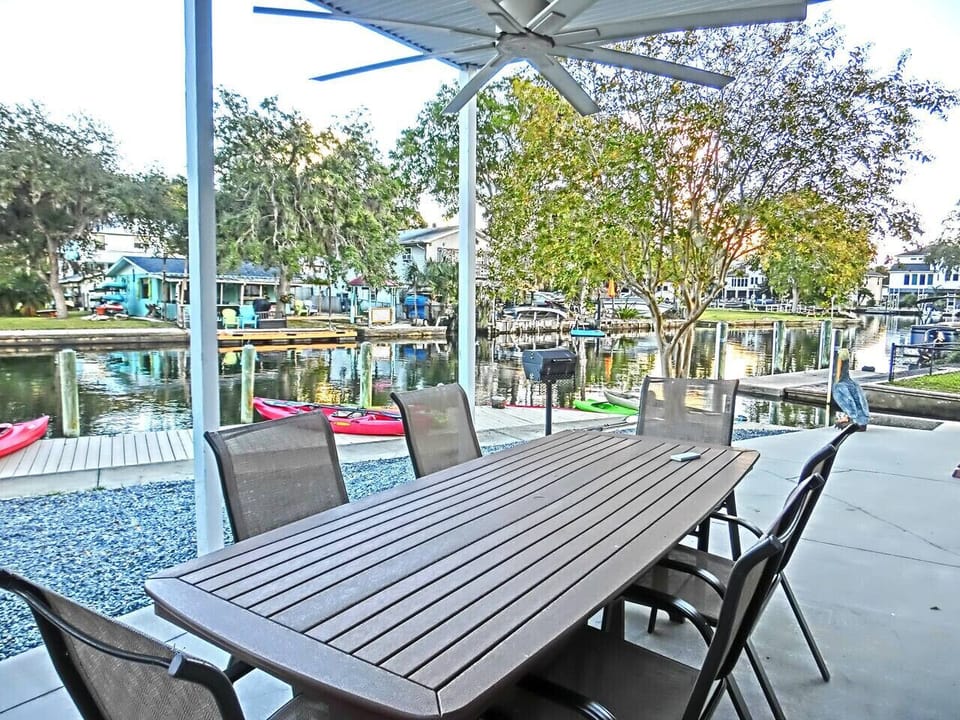 Enjoy meals together with this beautiful riverfront view