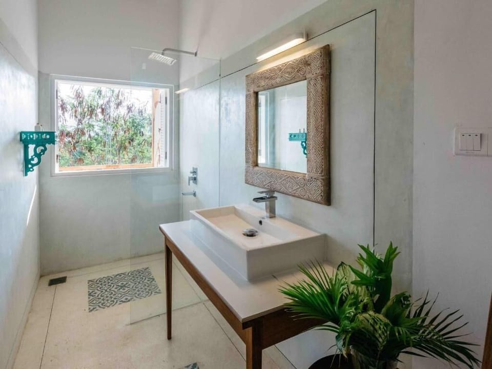 Superior Double Room, Balcony, Lake View | Bathroom