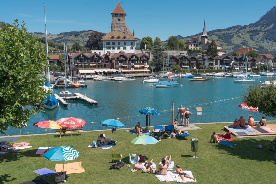 Popular public beach in Spiez, ideal for swimming, relaxing, and enjoying sunny summer days.
