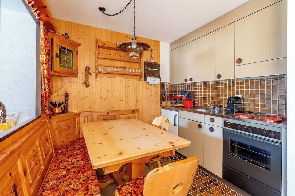 Functional kitchen with everything you need to prepare meals and enjoy them together.