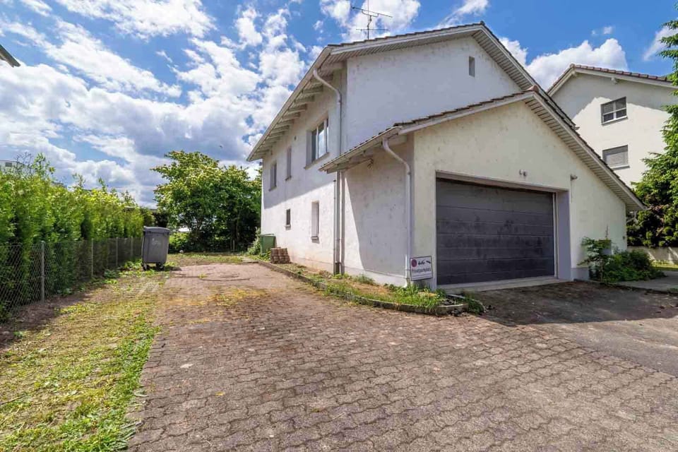 Exterior view of the house and driveway