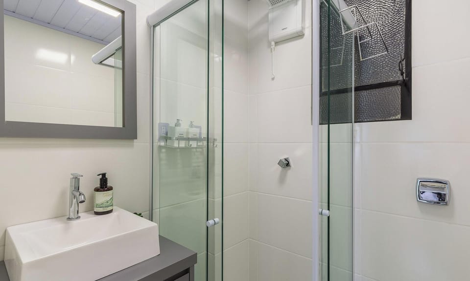 Basic Apartment | Bathroom | Shower