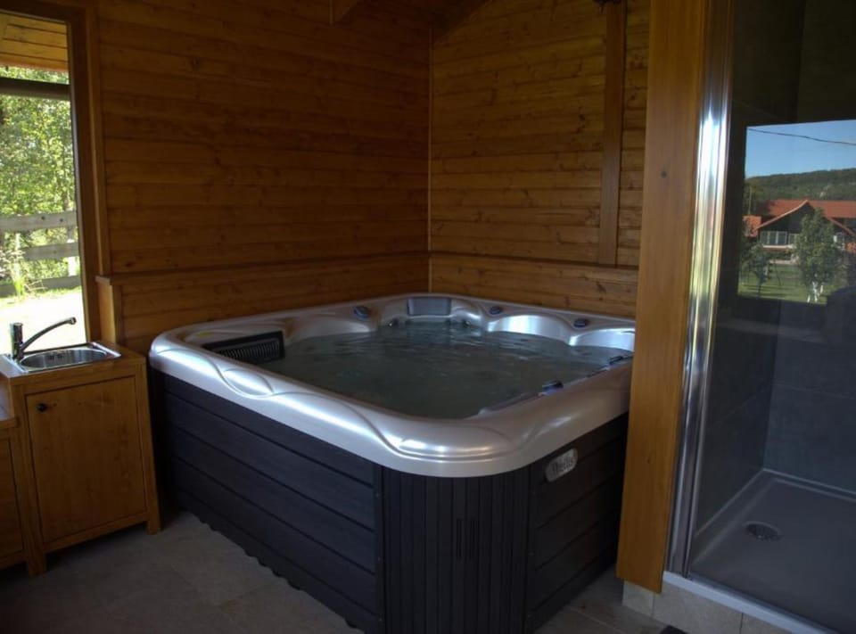 House (Five Bedroom Holiday Home) | Private spa tub