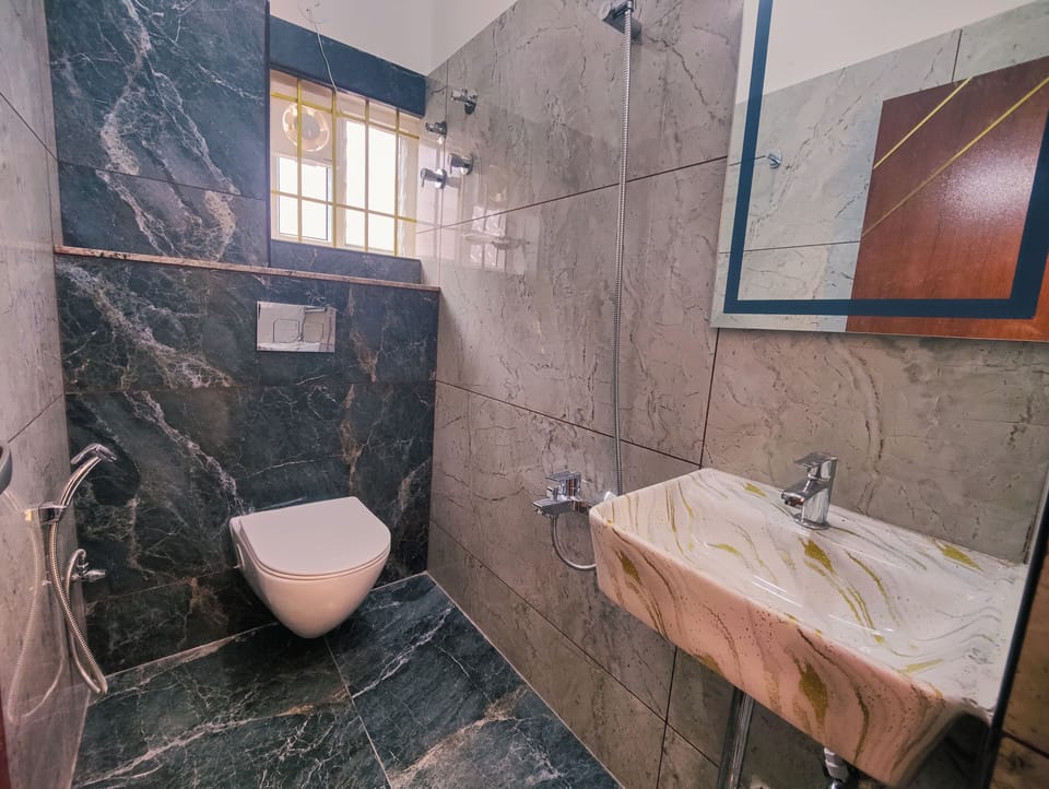 Deluxe Single Room, City View | Bathroom | Shower, towels, soap, shampoo