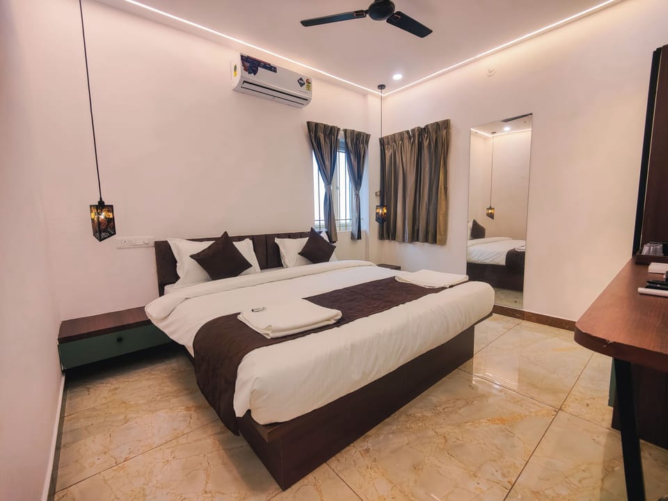 Deluxe Double Room, City View | Desk, free WiFi