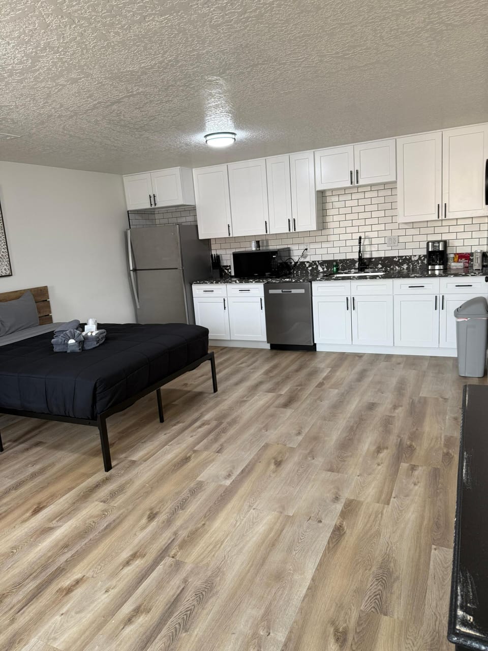 Studio Suite, Kitchenette | Blackout drapes, free WiFi