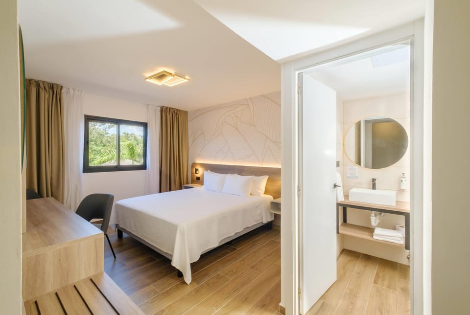 Suite, 1 King Bed, Non Smoking | In-room safe, desk, laptop workspace, free WiFi