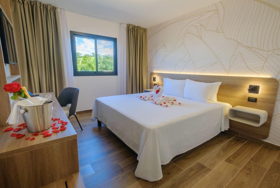 Room, 1 King Bed, Non Smoking | In-room safe, desk, laptop workspace, free WiFi