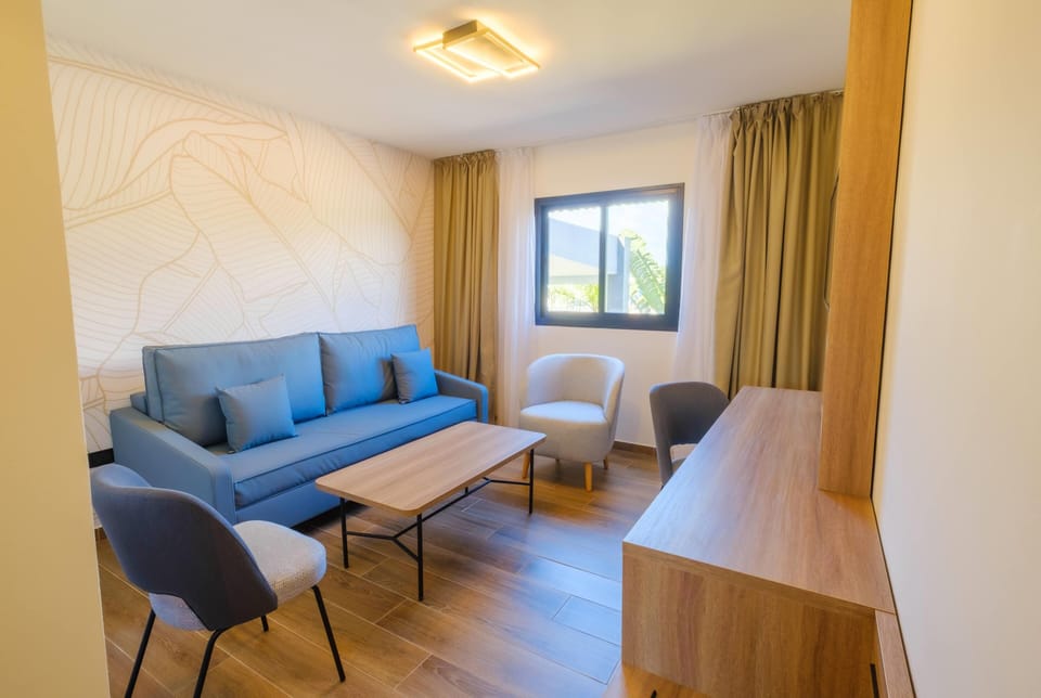 Suite, 1 King Bed, Non Smoking | In-room safe, desk, laptop workspace, free WiFi
