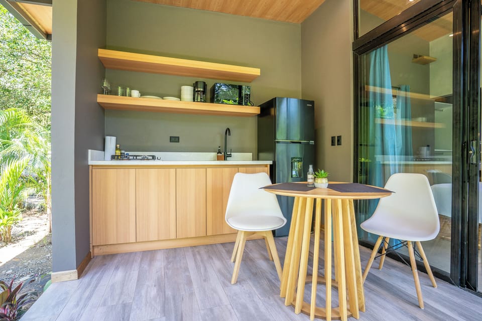 Bungalow, 1 King Bed, Private Pool, Garden View | Private kitchenette