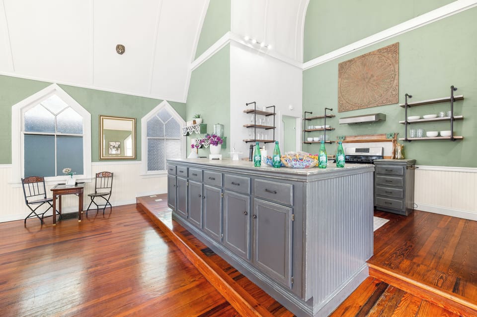 Fully stocked kitchen w/ included guests snacks and sparkling water! 