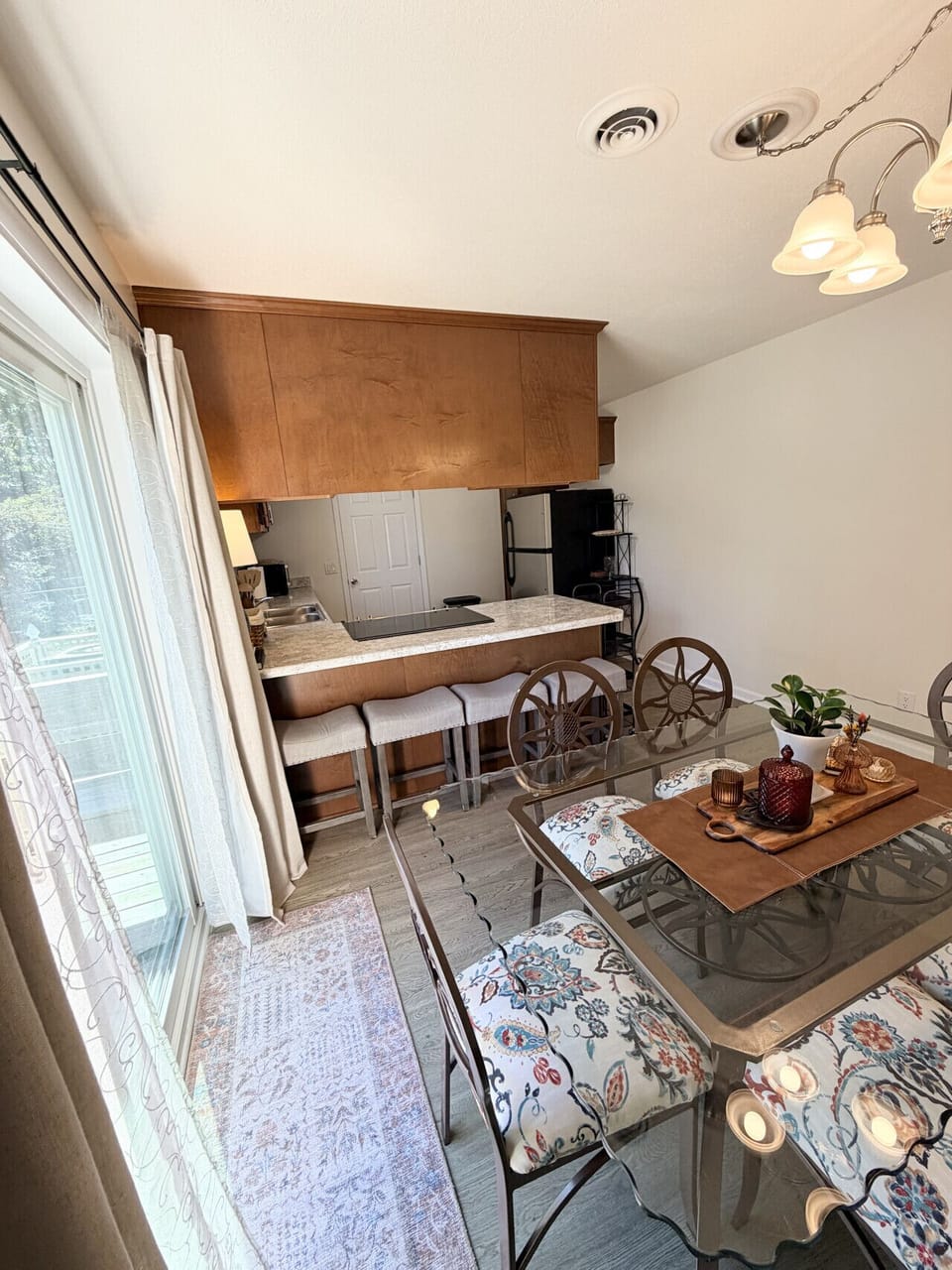 Kitchen & dining area - room for guests