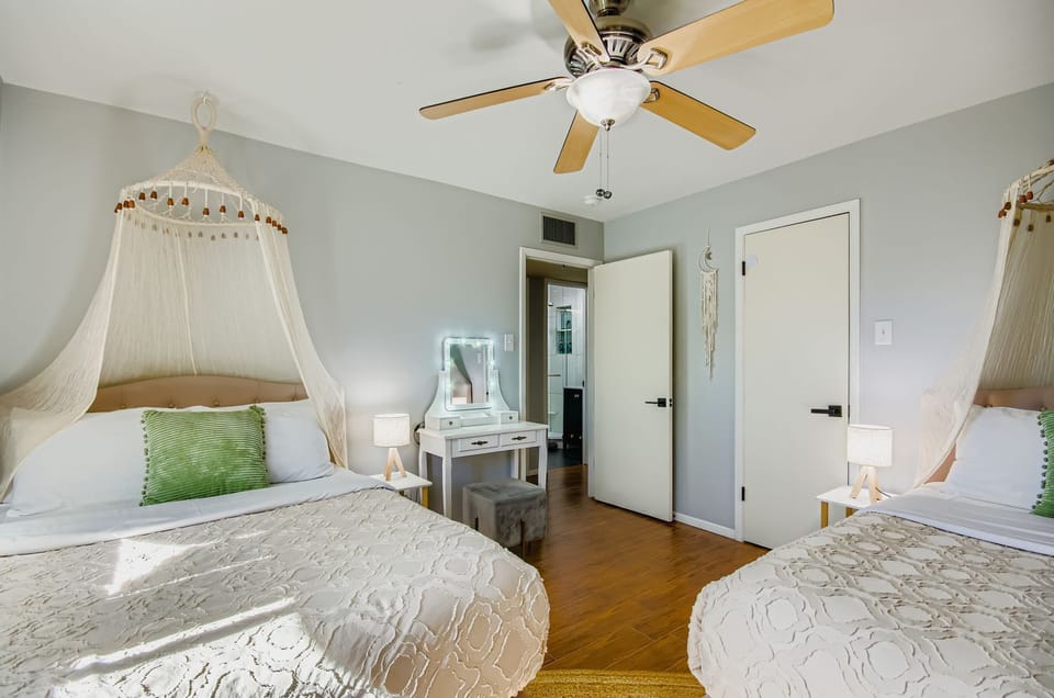 2 Full Beds With 2 Makeup Vanities