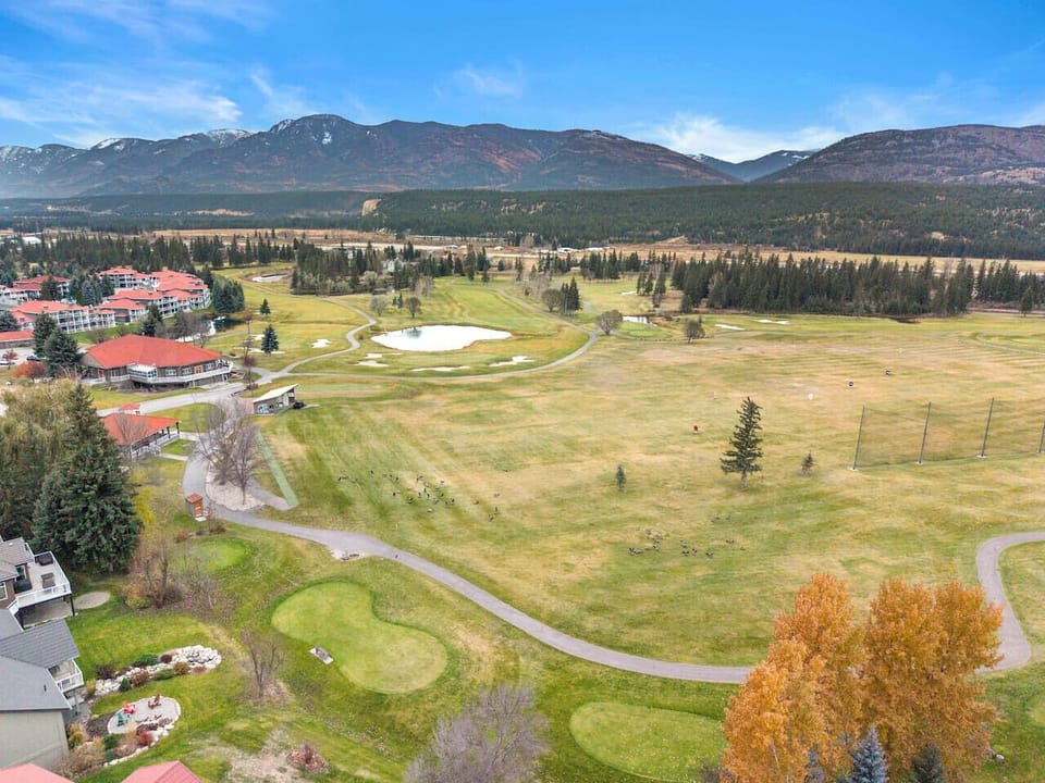 Riverside golf course is just steps away.