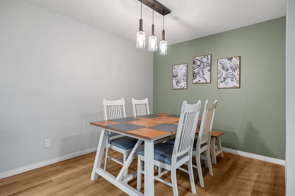 Dining area with seating for 4.