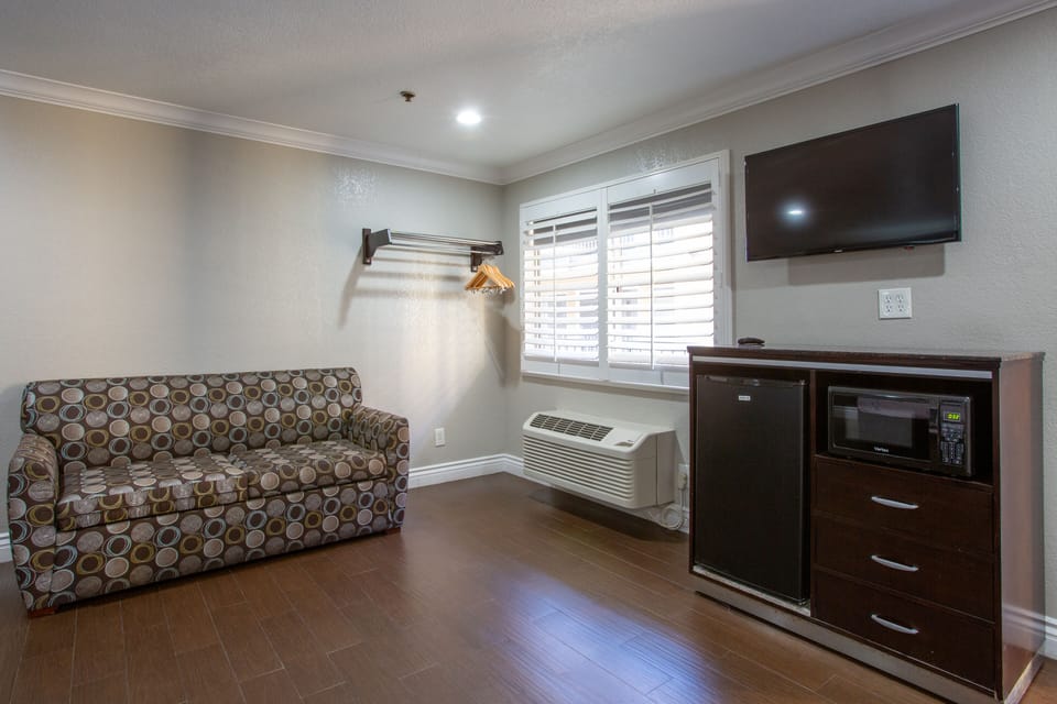 One King Bed with Jacuzzi | Desk, soundproofing, iron/ironing board, free WiFi