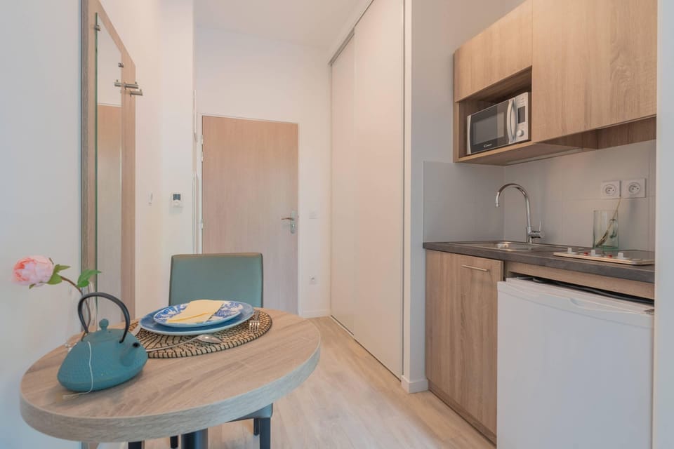 Standard Room, 1 Twin Bed, Non Smoking | Private kitchen | Coffee/tea maker, electric kettle