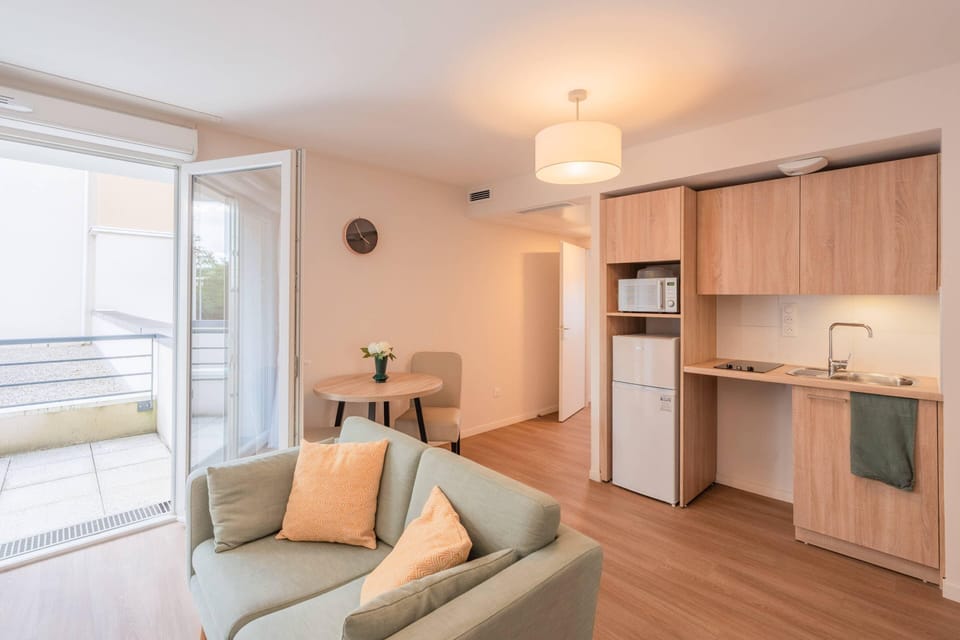 Suite, Multiple Beds, Non Smoking | Living area | 43-inch flat-screen TV with digital channels