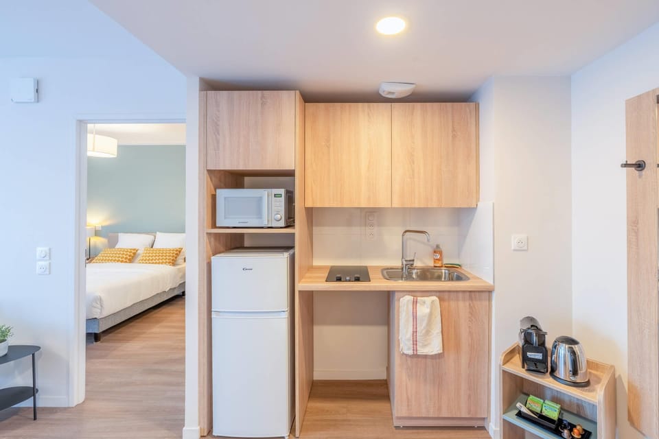 Room, 1 Queen Bed with Sofa bed, Non Smoking (Upgrade) | Private kitchen | Coffee/tea maker, electric kettle