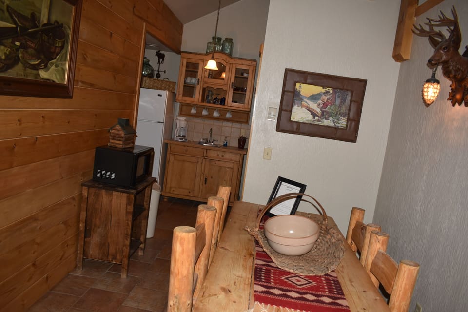 The Bear's Den Master Suite | Private kitchenette | Microwave, coffee/tea maker