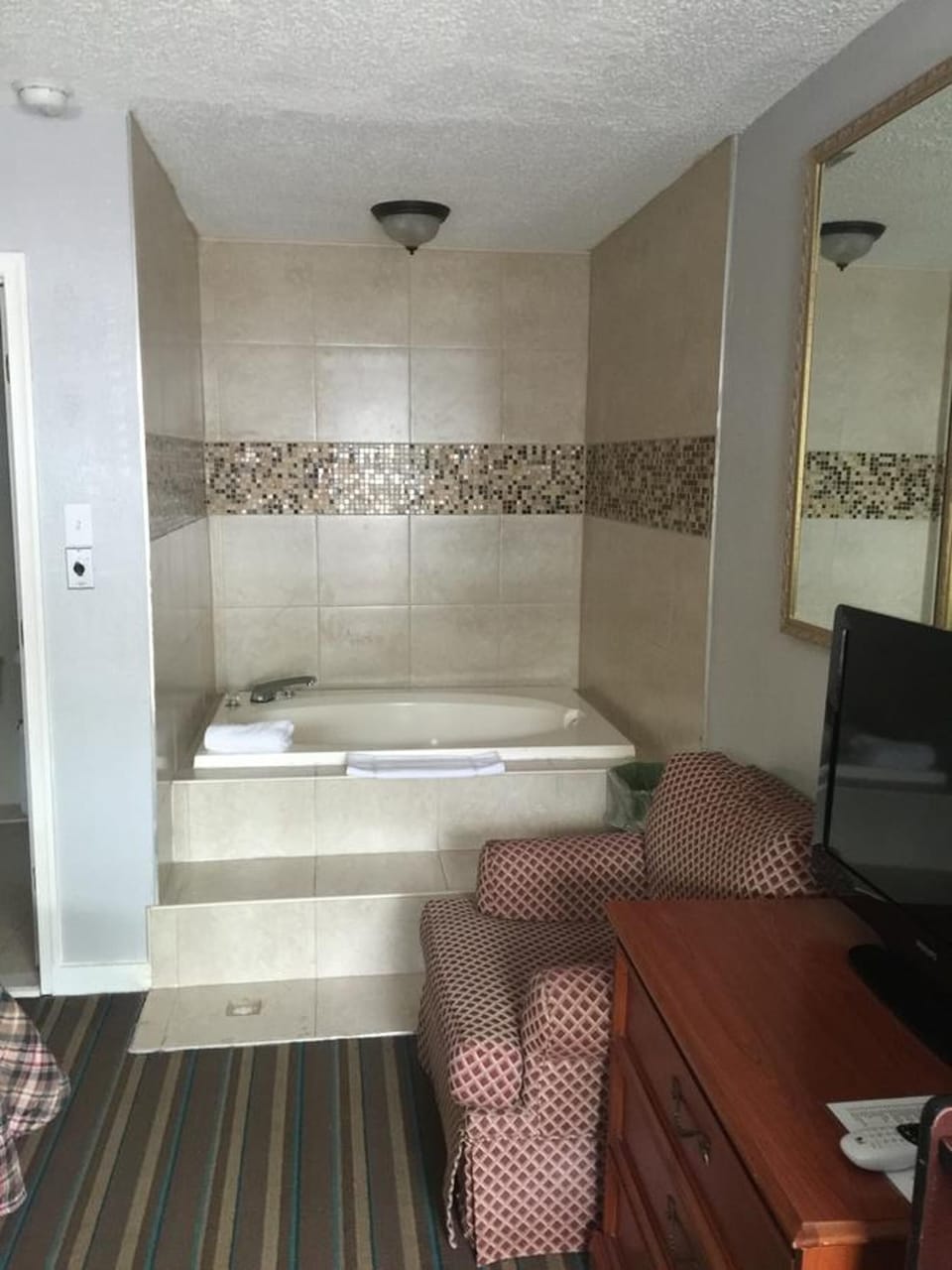 Combined shower/tub, free toiletries, towels