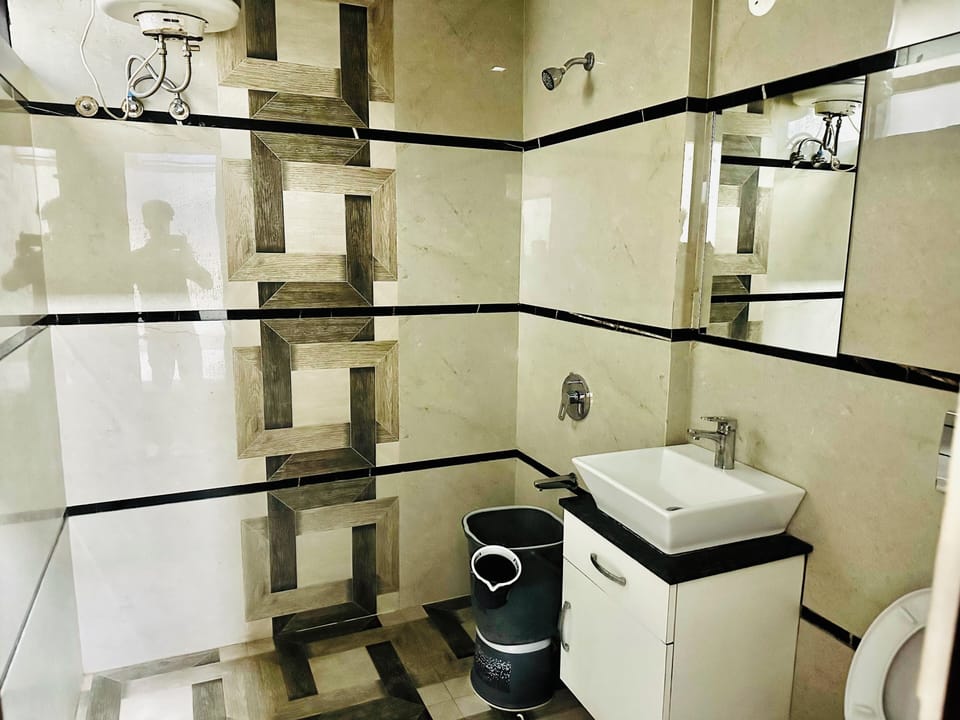 Double Room, City View | Bathroom | Slippers, towels, soap, shampoo