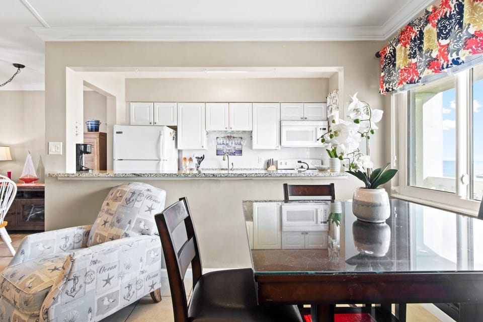 Kitchen seating overview- plenty of space