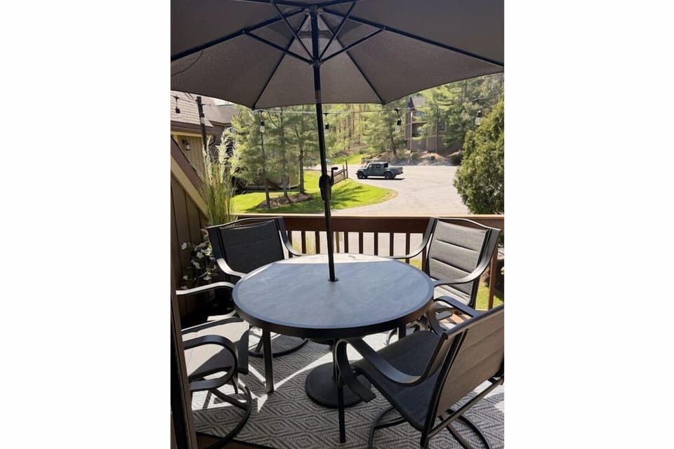 Deck w/Outdoor Dining Area, Umbrella and Lights