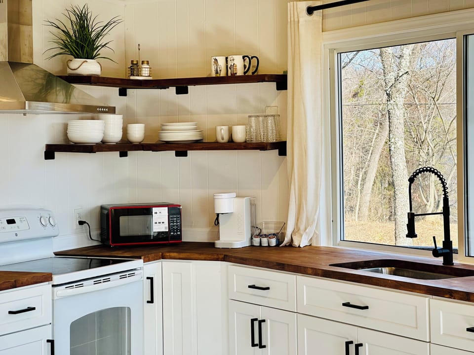 In love with rustic -- white cozy vibe in this full kitchen ‍
