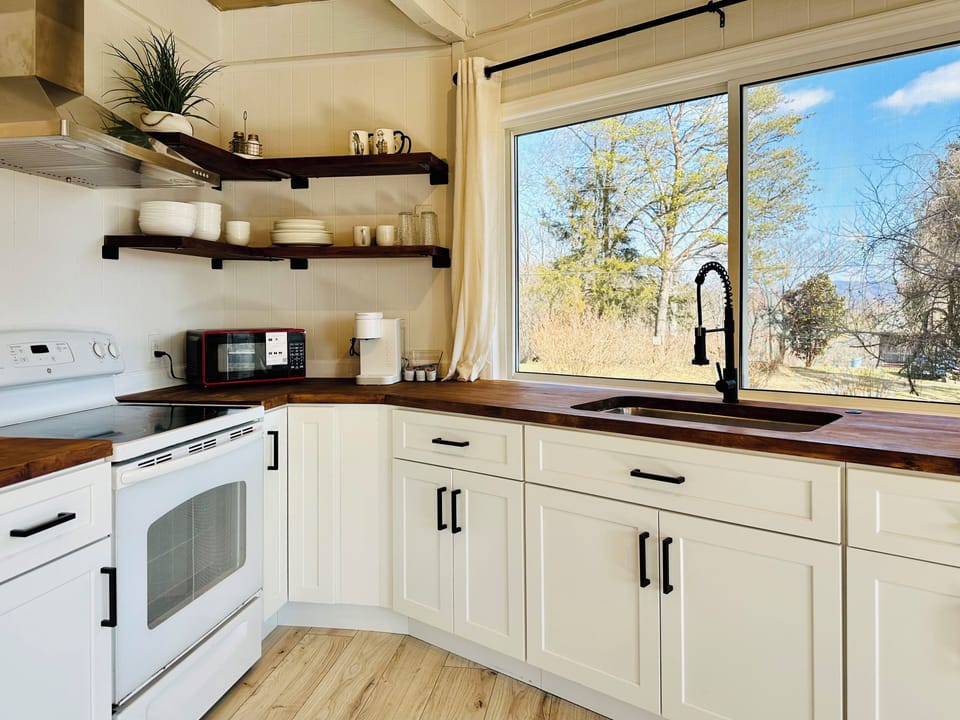 In love with rustic -- white cozy vibe in this full kitchen ‍
