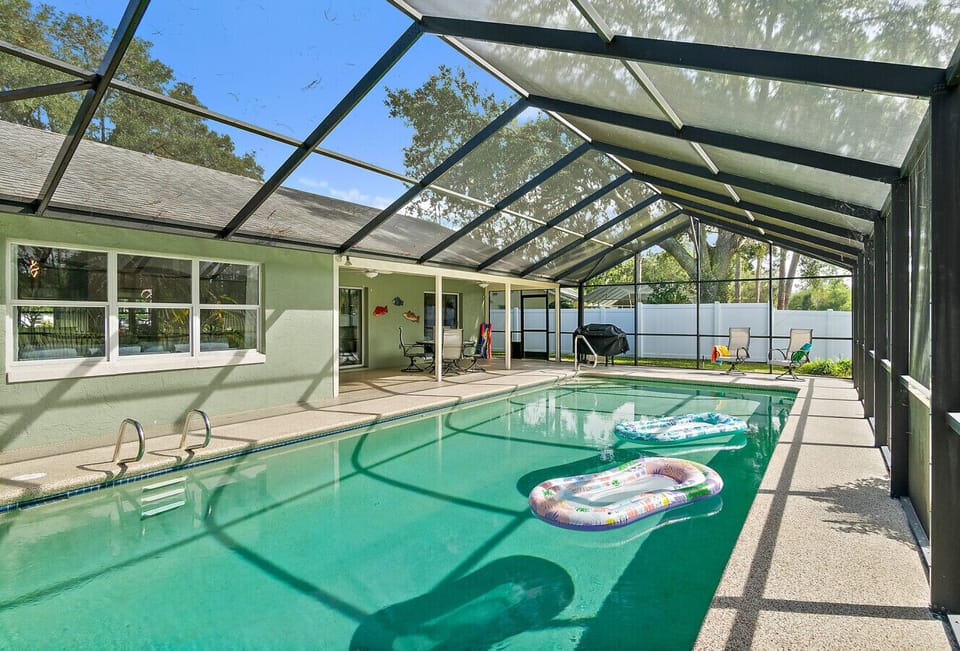 Oversized screened pool with plenty of space to unwind