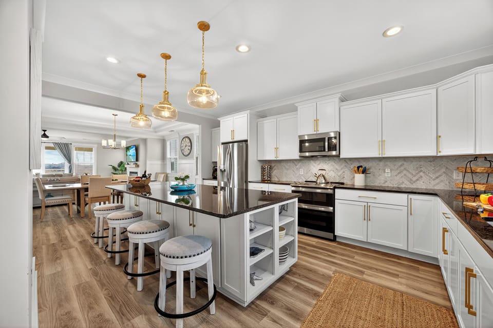 Kitchen area with additional 4 seats