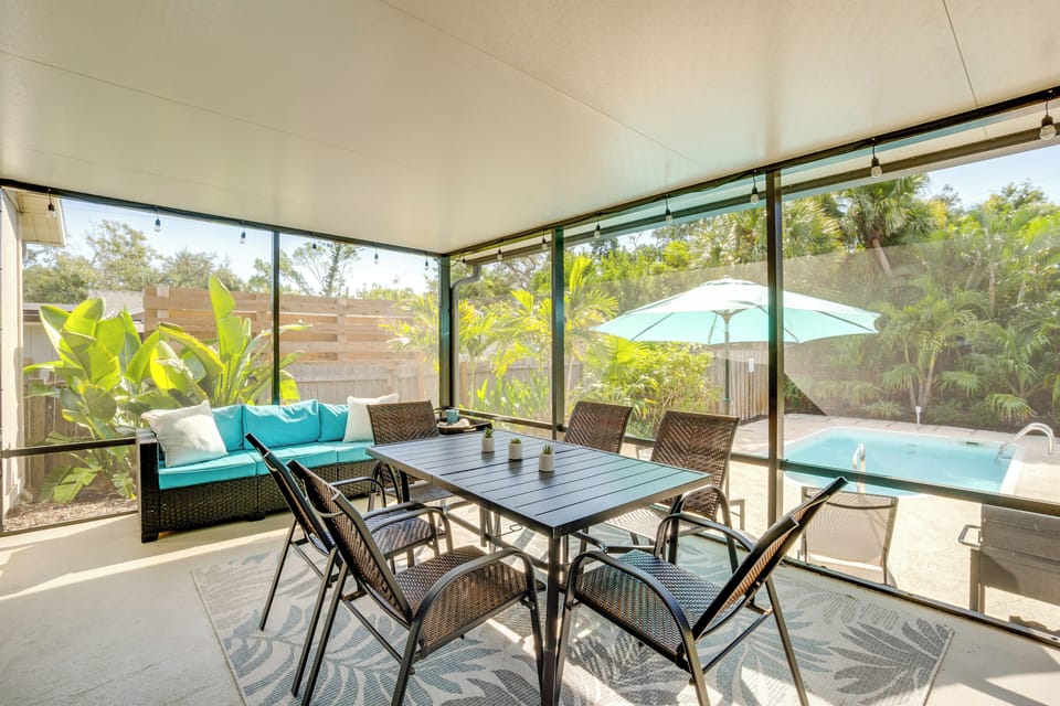 Screened Porch | Self Check-In | 4 Mi to Siesta Beach