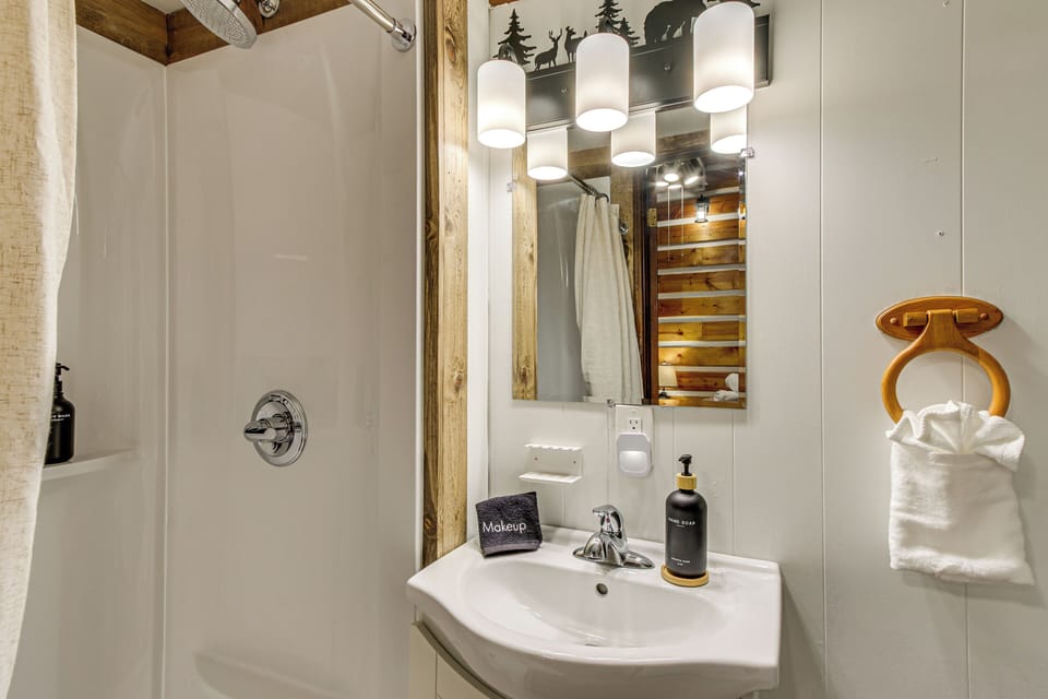 Full Bathroom | 2nd Floor | Complimentary Toiletries