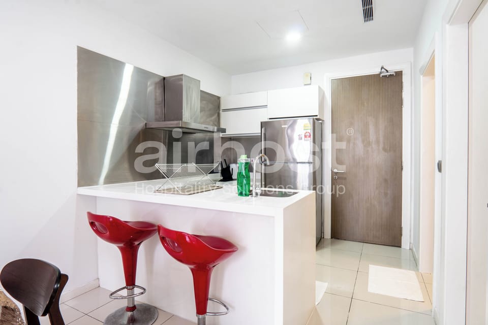 Apartment, 1 Queen Bed, Non Smoking, City View | Private kitchen | Electric kettle