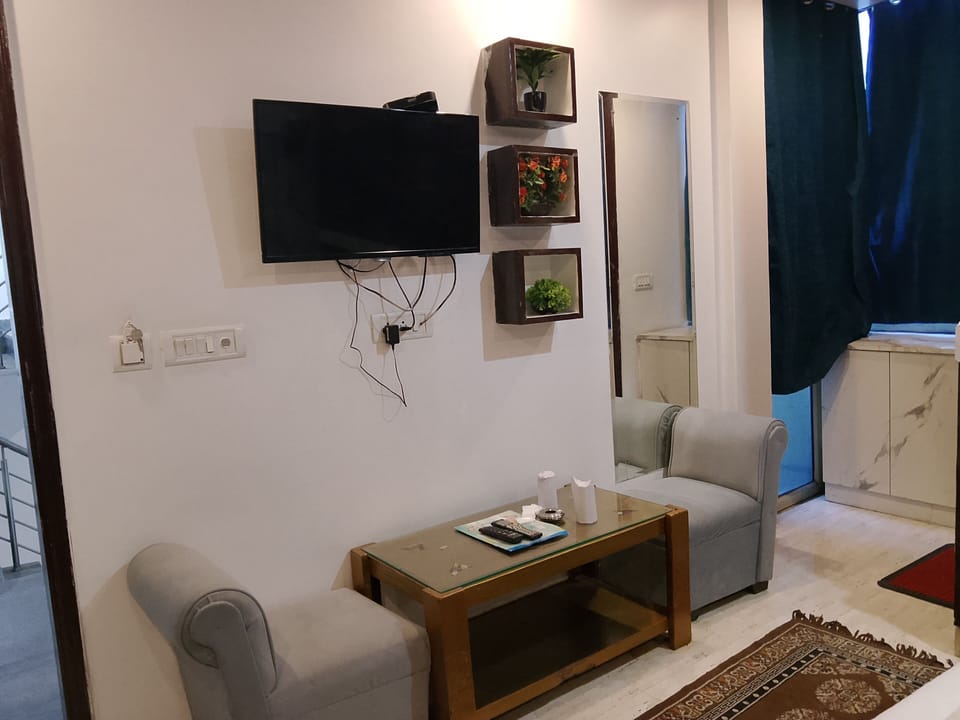 Superior Double Room | In-room dining