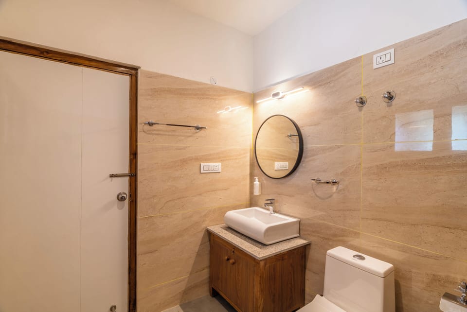 Bed in 8 Bed Mixed Dormitory with Balcony and Mountain View | Bathroom | Shower