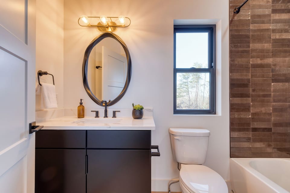 Bedroom 2's ensuite bathroom.