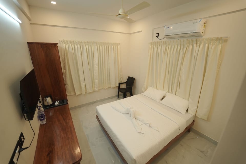 Deluxe Double Room | Desk, laptop workspace, iron/ironing board, free WiFi