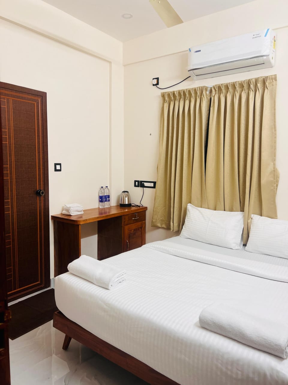 Classic Double Room | Desk, laptop workspace, iron/ironing board, free WiFi