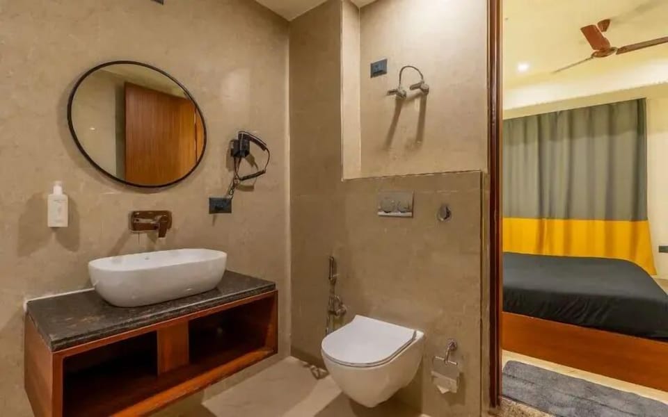 Premium Double Room with Bathtub and City View | Bathroom