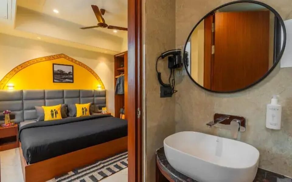 Deluxe Double Room with City View | Soundproofing, free WiFi, bed sheets