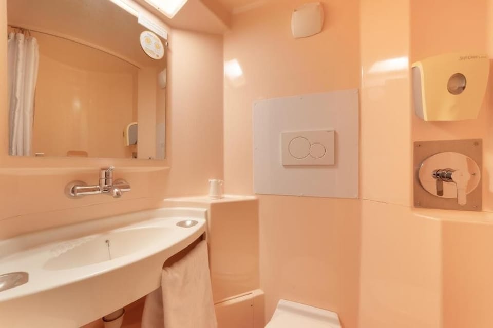 Shower, free toiletries, soap, shampoo