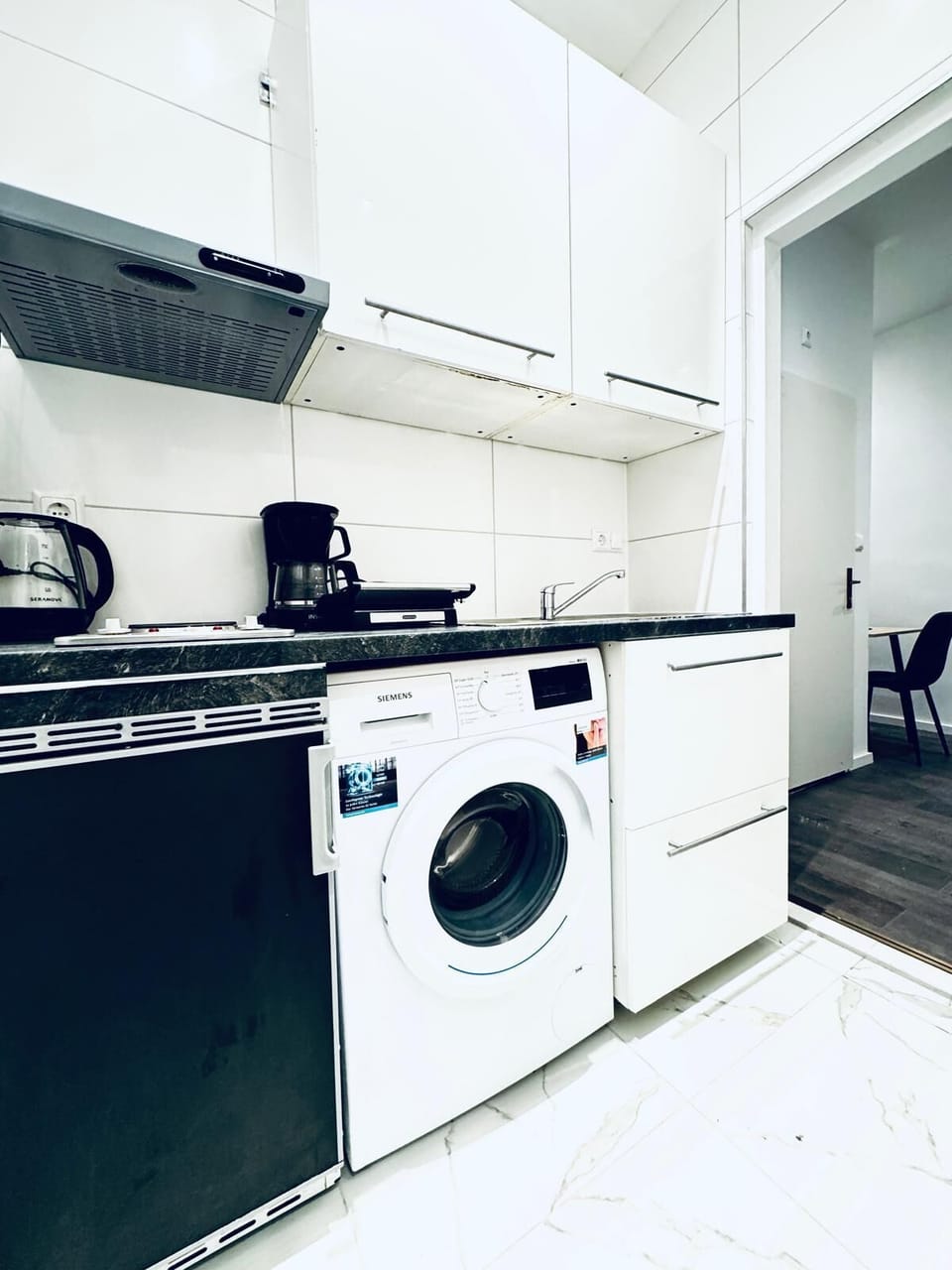 Basic Apartment | Private kitchen | Mini-fridge, microwave, stovetop, cookware/dishes/utensils