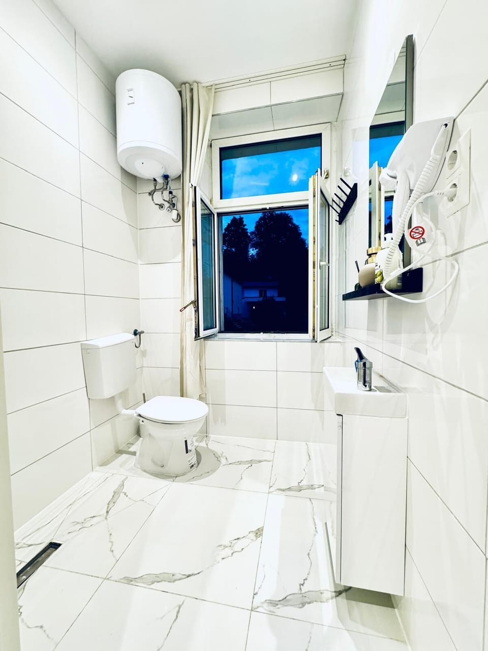 Basic Apartment | Bathroom | Shower, free toiletries, hair dryer, towels