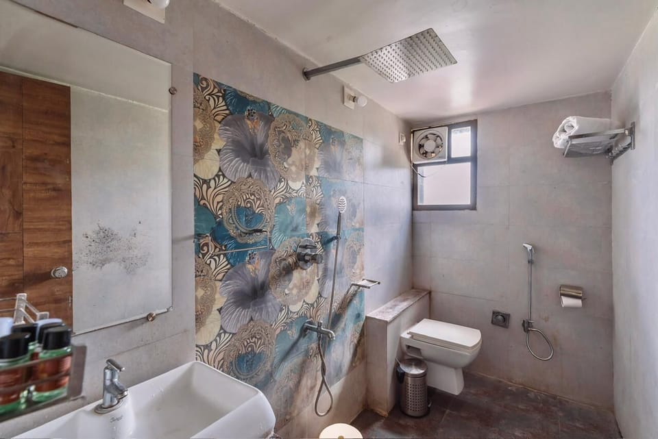 Deluxe Cottage, Garden View | Bathroom | Shower, hair dryer, towels, soap