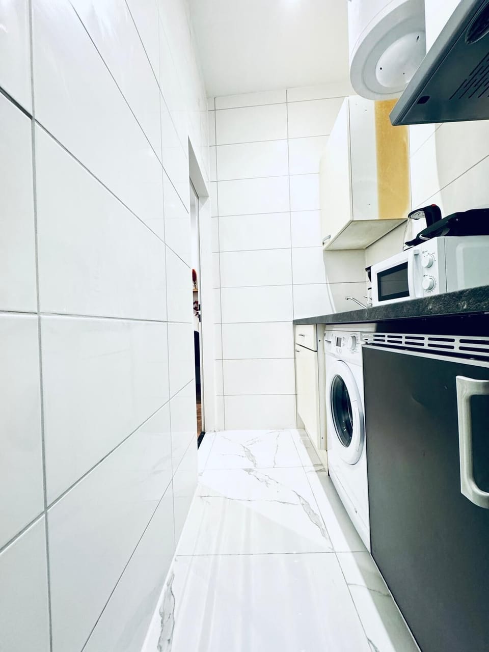 Basic Apartment | Private kitchen | Mini-fridge, microwave, stovetop, cookware/dishes/utensils